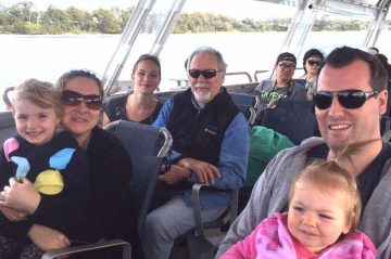 Madison family Madisson avec sa famille d'accueil sur un bateau