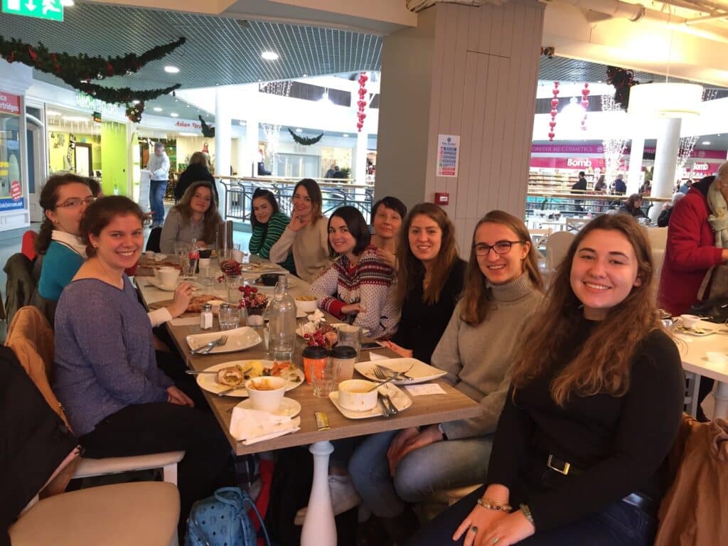 Comment gérer la barrière de la langue les premières semaines ?